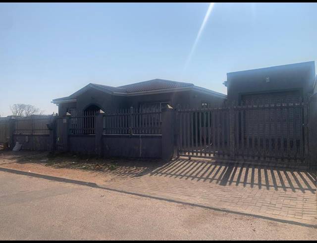 5 BEDROOM HOUSE FOR SALE IN PROTEA PARK